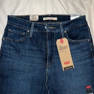 *NWT* LEVIS 725 high rise bootcut jeans